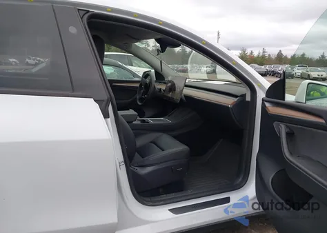 2024 Tesla Model Y Long Range Dual Motor All-Wheel Drive z USA, uszkodzony, nr VIN 7SAYGAEEXRF152474